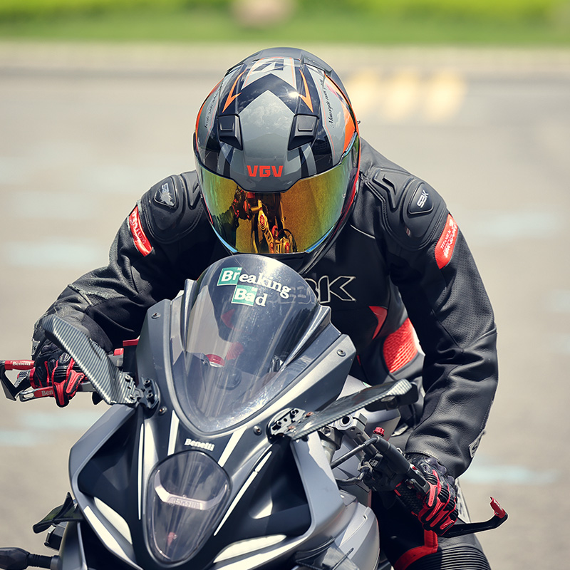 3C认证新国标摩托车头盔男冬季大尾翼安全帽全覆式蓝牙机车全盔女