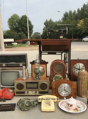 怀旧70 80年代老物件缝纫机旧电视机老式收音机老座钟农家院摆设