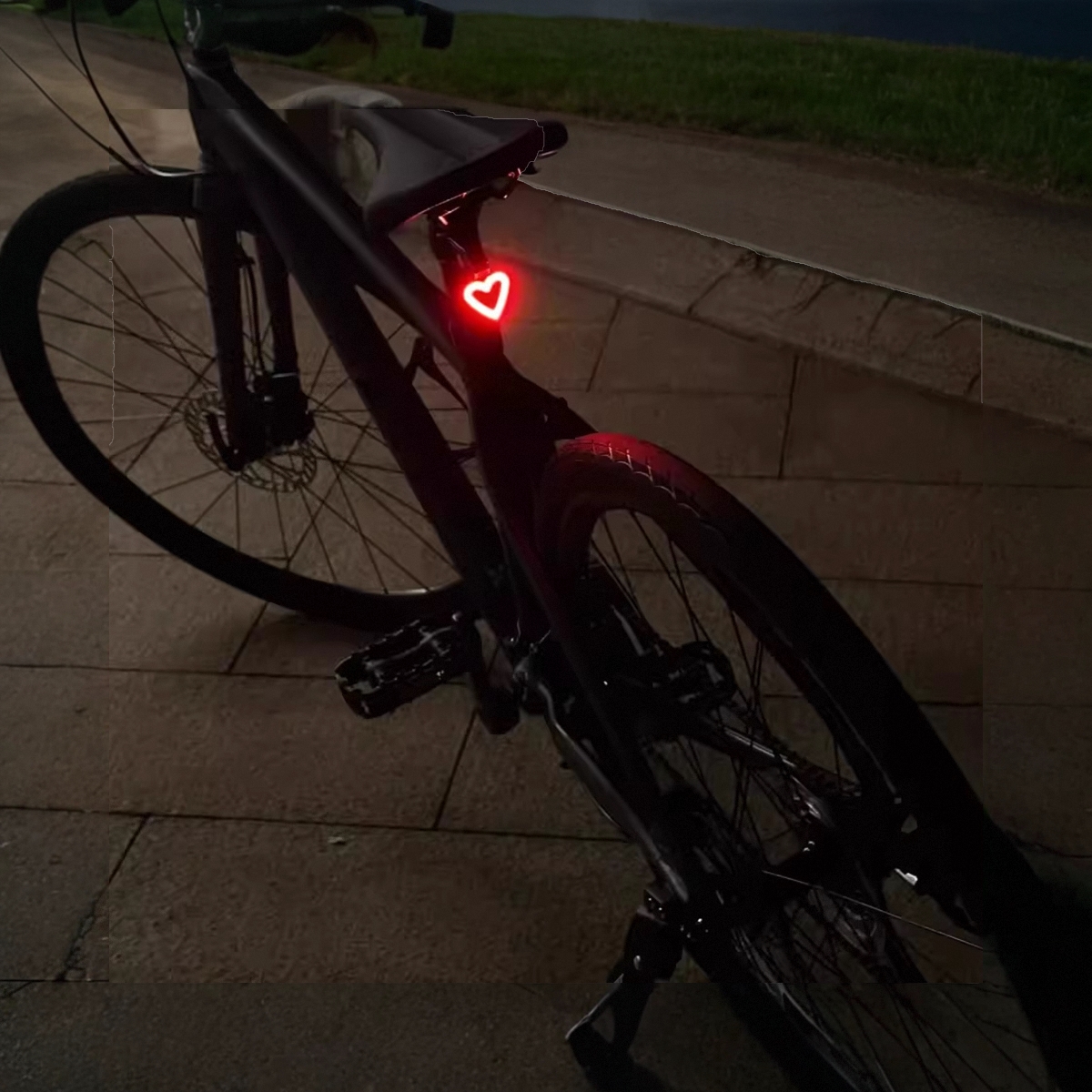 电动车尾灯自行车后泥瓦尾灯反光板电瓶车反射器尾灯反光板警示灯