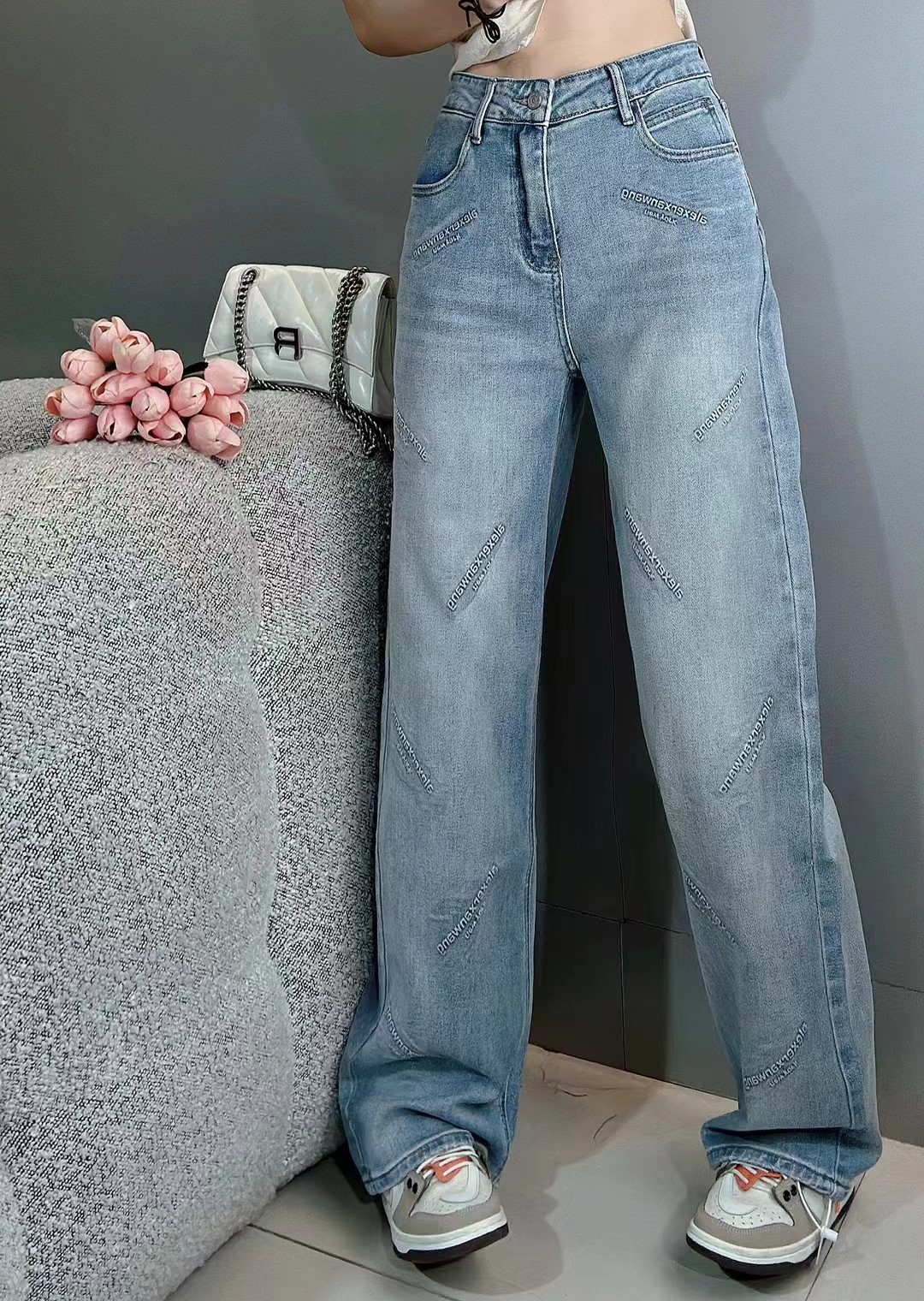 浅蓝色直筒牛仔裤2024年新款女春夏英文图案高端裤子