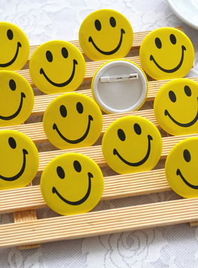 笑脸徽章 标准黄色笑脸胸章微笑表情胸牌卡通儿童胸针小号3cm40个