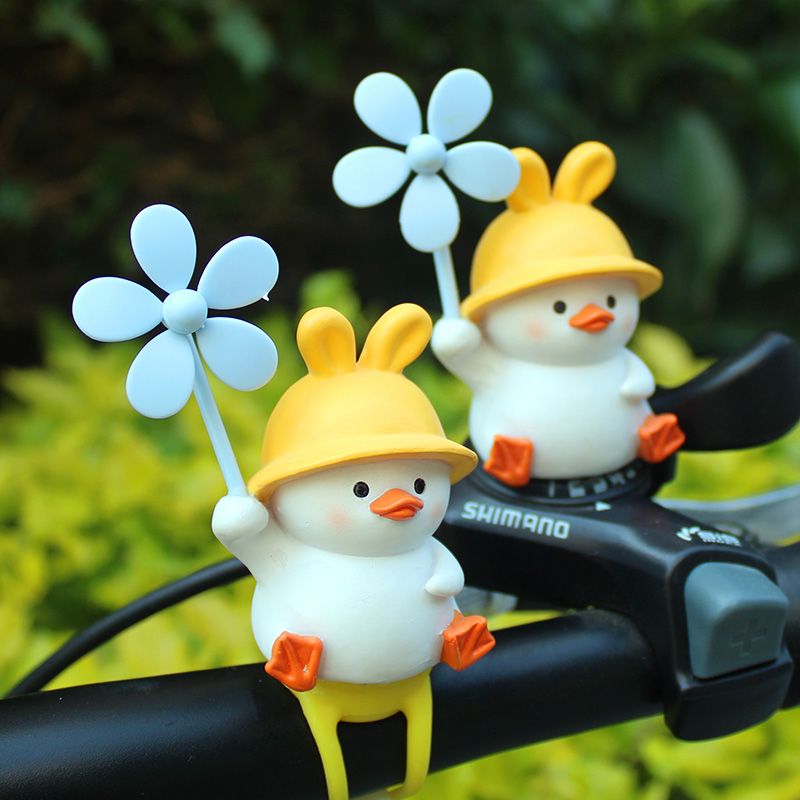 创意可爱小鸭子风车竹蜻蜓电瓶自行汽车载电动摩托装饰送闺蜜礼品