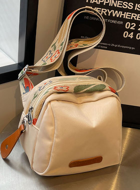 防水尼龙布斜挎包包女士2024新款大容量单肩包休闲小众设计通勤包