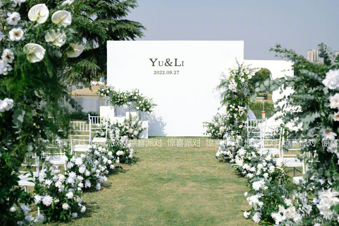 高级感白色极简约小型众草坪结婚礼KT背景板定制订婚花艺装饰布置