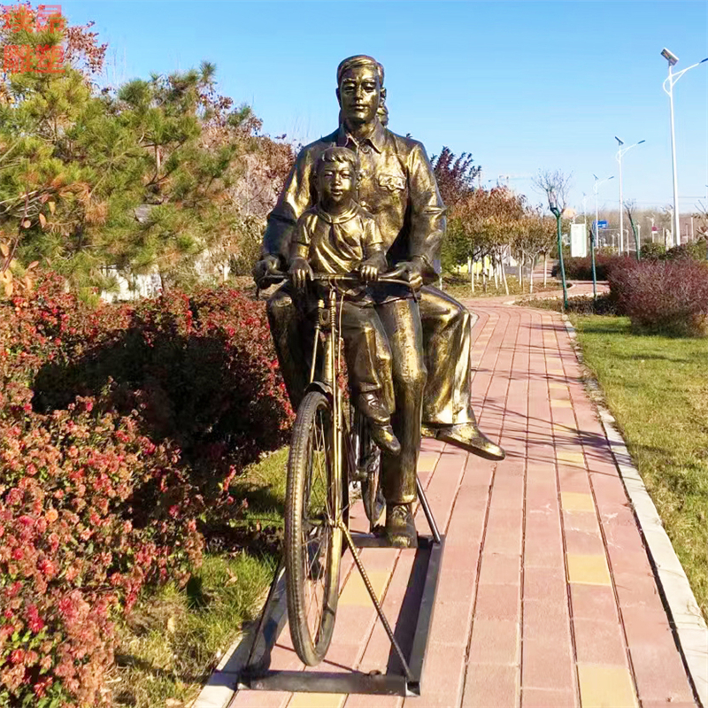 80年代情侣雕塑复古骑自行车玻璃钢雕像怀旧民俗一家三口铜像订制