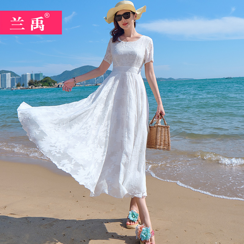 海边度假沙滩裙女2024新款夏超仙显瘦遮肉连衣裙过膝大摆白色长裙