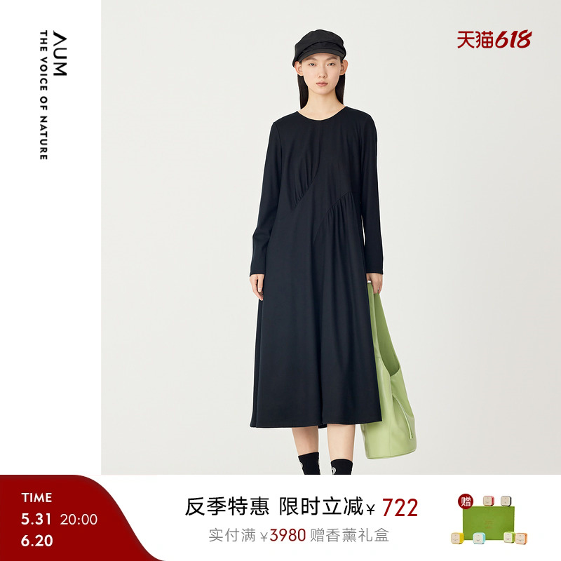 【咩咩系列】AUM噢姆23冬新款黑色不对称分割设计羊毛针织连衣裙