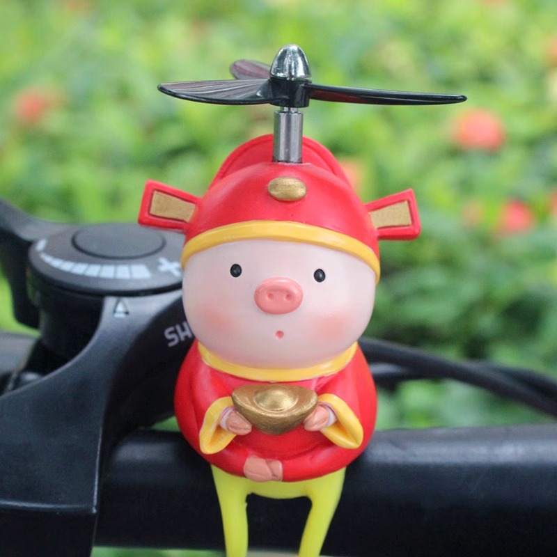 可爱财神小猪自行车载竹蜻蜓电瓶车电动摩托装饰品小配件玩偶公仔