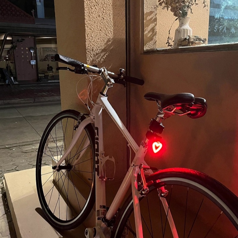 电动自行车后尾灯泥瓦反射器尾灯电动车后泥瓦反光灯尾灯反光杯