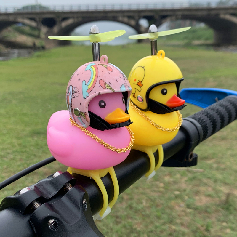 网红粉色小黄鸭汽车车载摆件电动车自行车装饰品摩托车头盔竹蜻蜓