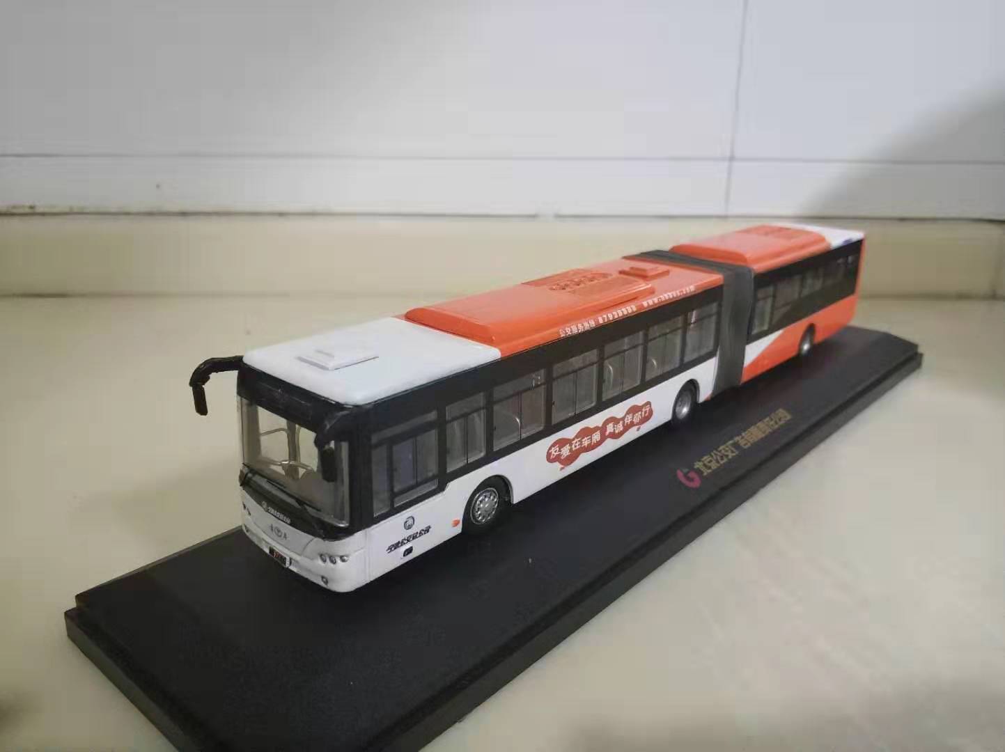 青年公交车模型图片