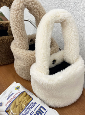 韩国新款羊羔毛迷你水桶包冬季ins小众手提可爱毛绒暖和手拎包女