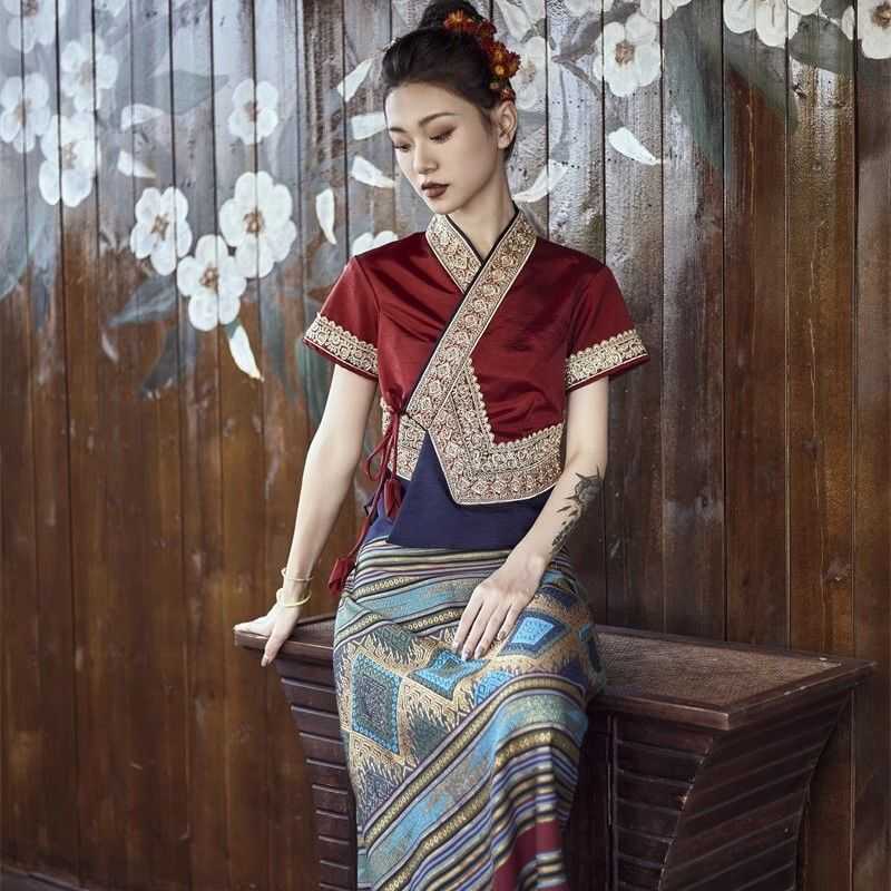西双版纳民族风刺绣傣族服装泼水节酒红色筒裙套装女云南旅游拍照