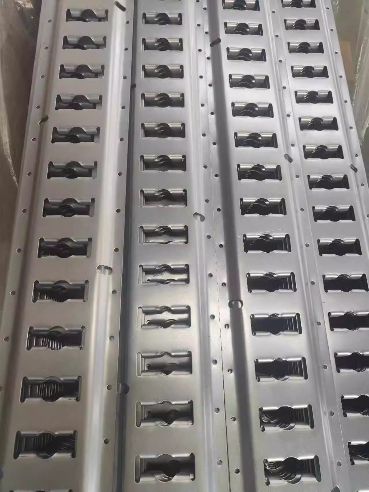 冷藏车货槽集装箱厢货箱车护板管货槽车厢壁保护铁板卡槽拉带条