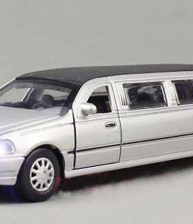1:32加长版轿车 林肯商务车  合金汽车模型 回力声光玩具
