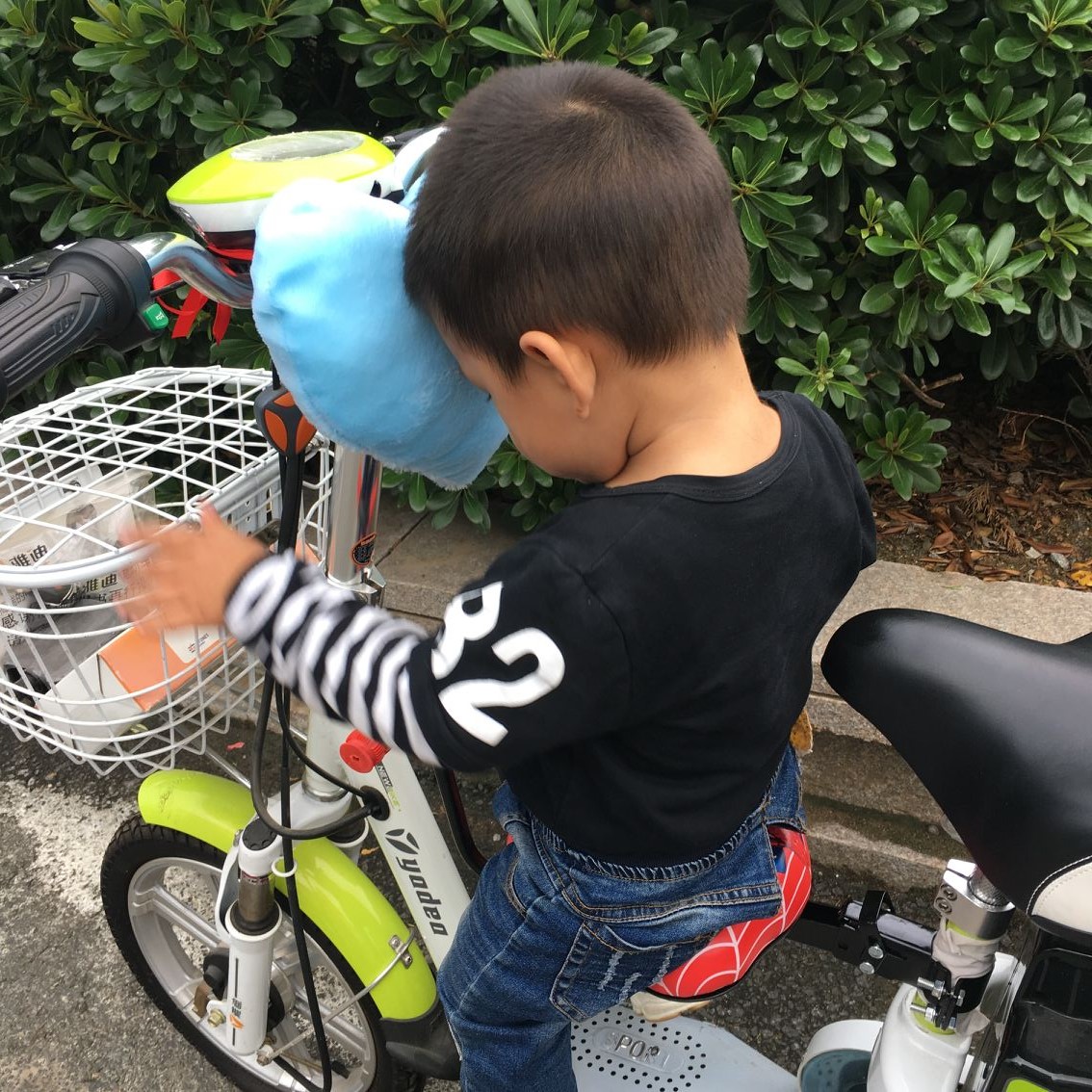 电动摩托车防撞头毛绒玩具儿童电车前置座椅防撞垫加大安全布娃娃