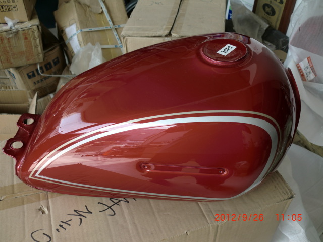 适用铃木小太子GN125F 摩托车燃油箱 汽油箱 透明红色